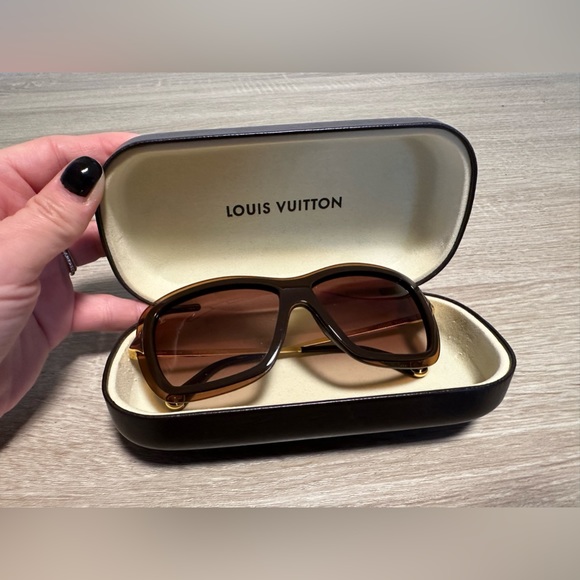 💯PRICE IS FIRM! LOUIS VUITTON POPPY BROWN SUNNIES - COMES WITH HARD CASE - Picture 4 of 16